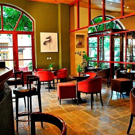 Arahova Inn Hotel מלון