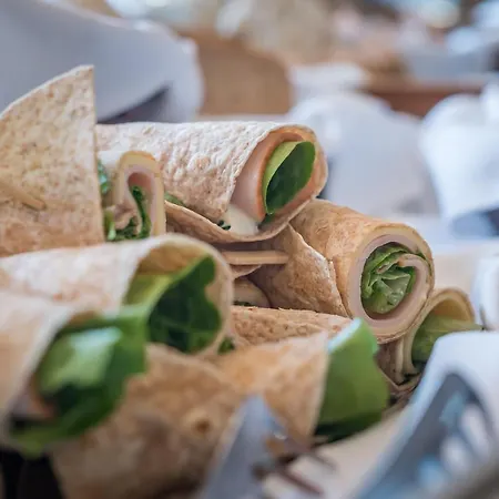 מלון Arahova Inn Hotel