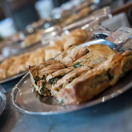 מלון Arahova Inn Hotel 3*