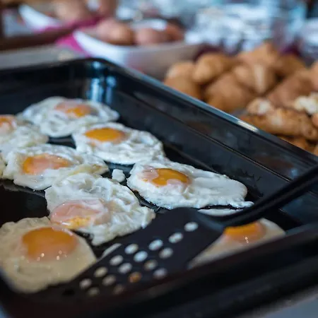 מלון Arahova Inn Hotel 3*