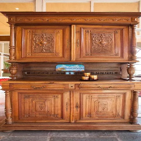 מלון Arahova Inn Hotel