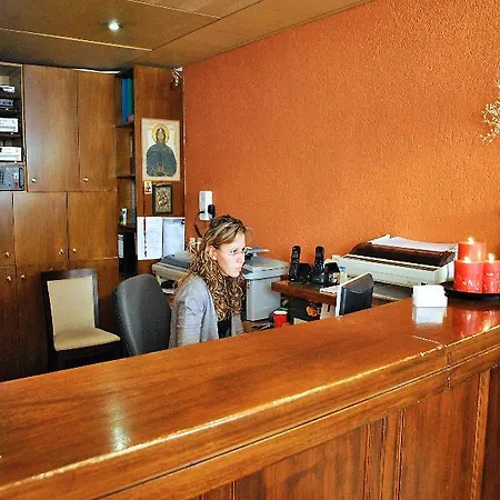 Arahova Inn Hotel מלון 3*