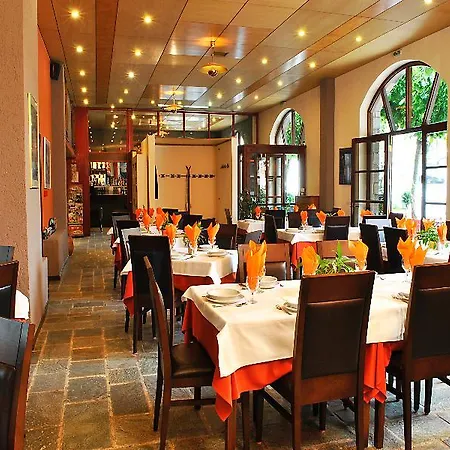 מלון Arahova Inn Hotel