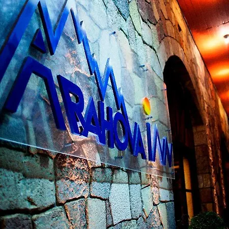 מלון Arahova Inn Hotel