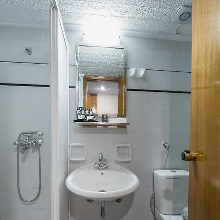 מלון Arahova Inn Hotel