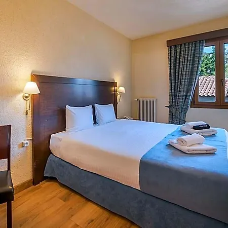 Arahova Inn Hotel מלון 3*
