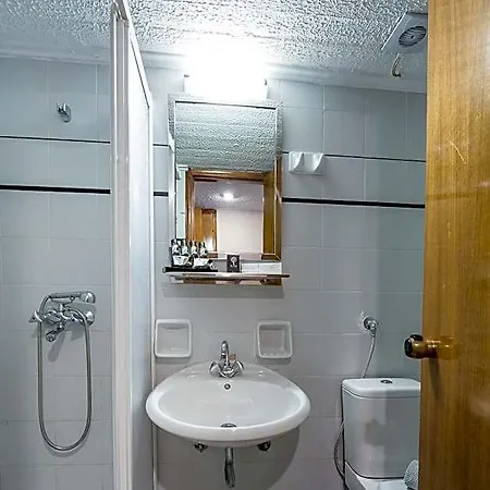 Arahova Inn Hotel מלון