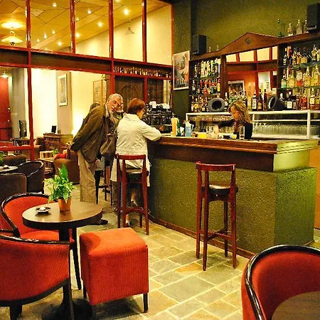 Arahova Inn Hotel מלון