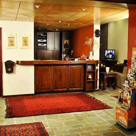 Arahova Inn Hotel מלון 3*