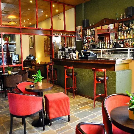 Arahova Inn Hotel מלון 3*